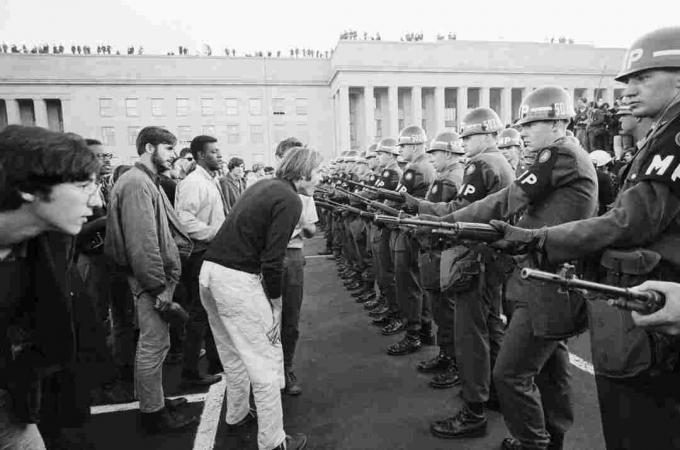 1967'de Pentagon'daki protestocuların fotoğrafı
