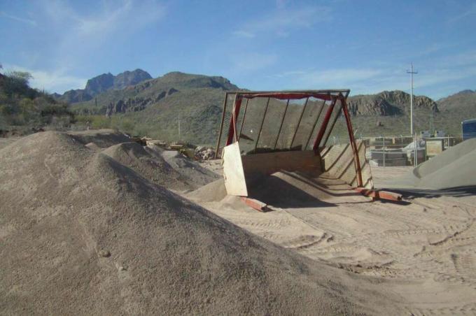 kum höyüklerine yerleştirilmiş metal direklere bağlı açılı ekranlar