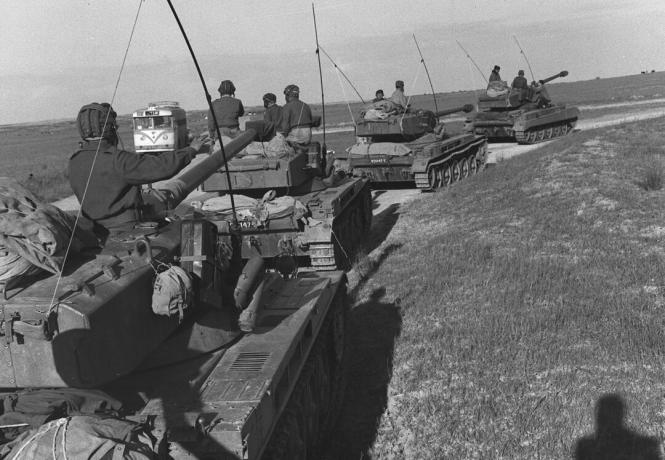 İsrail tankları 1956'da Gazze'ye taşınıyor