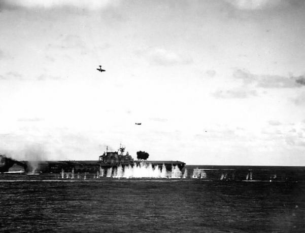 USS Hornet denizde Japon uçakları tarafından saldırıya uğruyor.