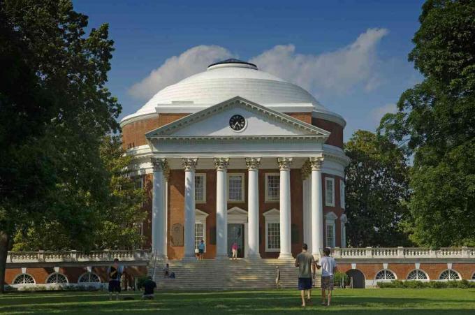 ABD, Virginia, Virginia Rotunda Üniversitesi ve akademik köy. Thomas Jefferson tarafından kurulan; Charlottesville