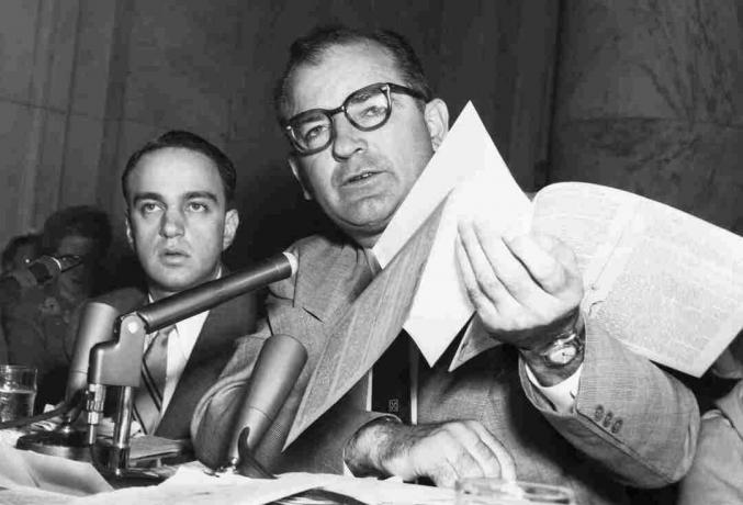 Senatör Joseph McCarthy fotoğraf kağıtları tutarak.