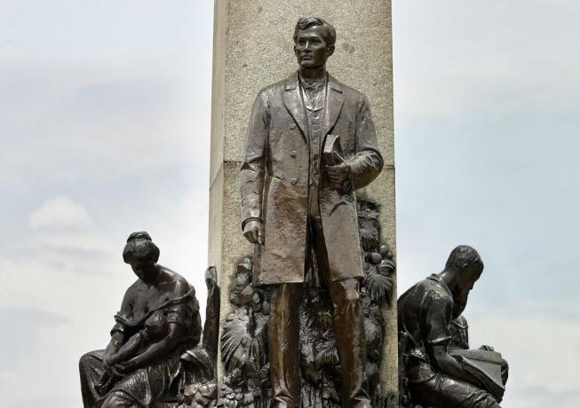 Manila, Filipinler'de bir José Rizal Anıtı