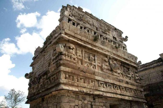 La Iglesia (Kilise) Chichén Itzá'nın Maya bölgesinde Chac maskeleriyle süslenmiş gökyüzüne ulaşıyor