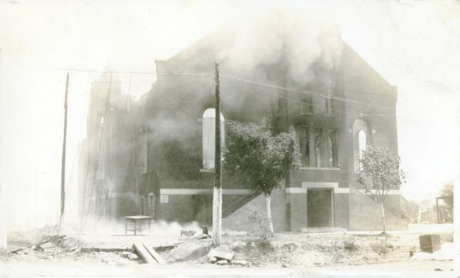 Tulsa Yarış Katliamı sonrasında hasarlı Greenwood bölge kilisesi, Tulsa, Oklahoma, Haziran 1921.