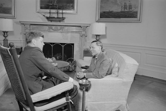 John Kennedy, Nguyyan Dinh Thuan ile