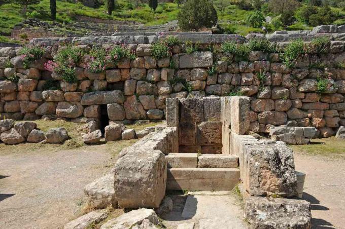 Delphi'deki Adyton'a giriş (Cella)