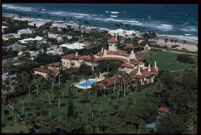 Donald Trump'ın sahibi olduğu Mar-a-Lago Malikanesi Florida, Palm Beach'te su kenarında yer almaktadır. 