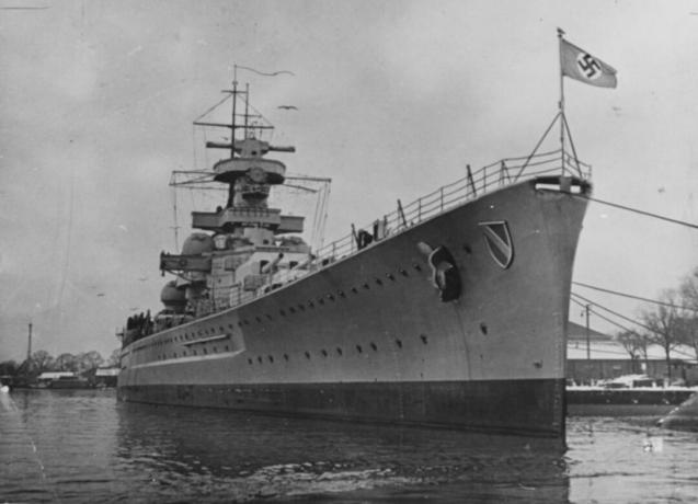 Scharnhorst bir iskelede bağladı.