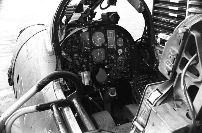 F-105D yıldırım kokpiti iç görünümü.