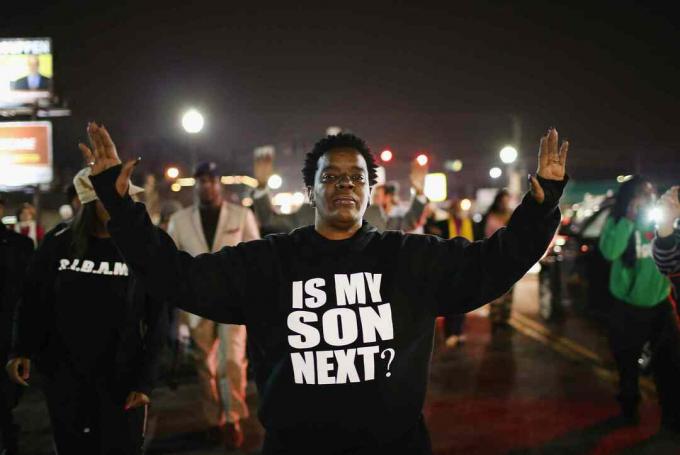 Protestocu, Ferguson, Missouri'deki 2014 isyanları sırasında “Is My Next Next” tişörtü giyiyor.