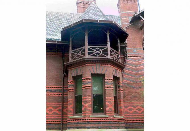 Taretler ve cumbalı pencereler Mark Twain House'a karmaşık, asimetrik bir şekil veriyor