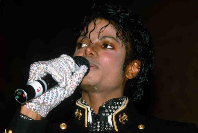 Michael Jackson, CBS ve Guinness Rekorlar Kitabı'ndan bir ödül 'Gerilim' tüm zamanların en çok satan albümü (25 milyon) 7 Şubat 1984'te New York Metropolitan Doğa Tarihi Müzesi'nde New York City.