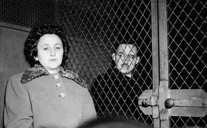 Polis minibüsünde Ethel ve Julius Rosenberg'in haber fotoğrafı.