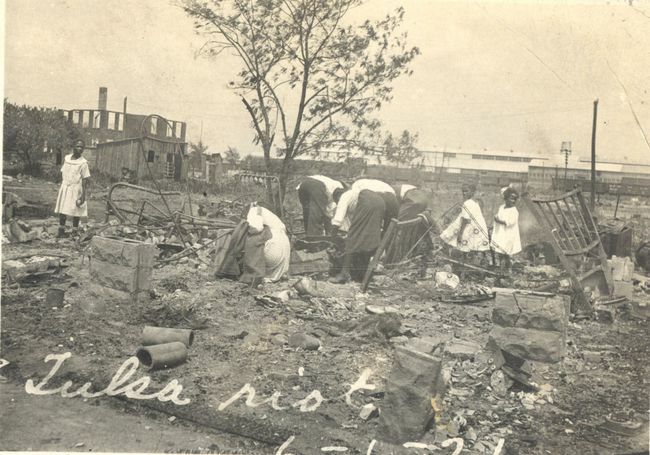 Tulsa Yarış Katliamı, Tulsa, Oklahoma, Haziran 1921'den sonra enkazda arama yapan insanlar.