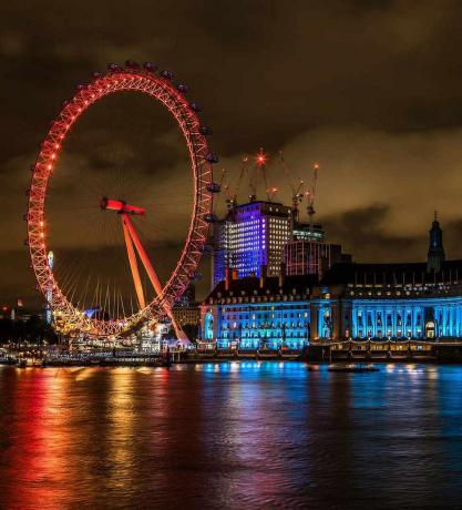 London Eye geceleri aydınlandı.