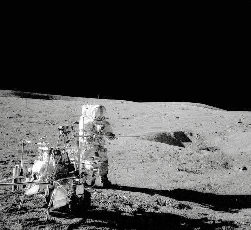 Apollo 14 Ay'a indi ve astronotlar enstrümanlar dağıttı ve kaya örnekleri aldı.