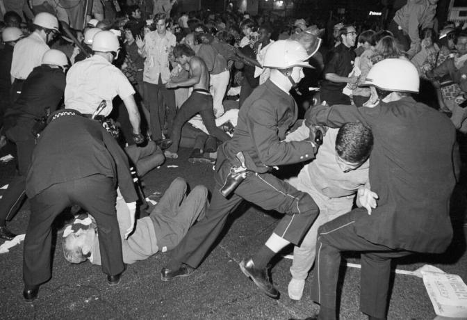 1968'de Şikago'da polis ve protestocular