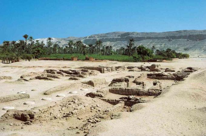 Firavun Akhenaton'un başkenti Tell el-Amarna (Akhetaten) kalıntıları. Yeni Krallık, 18. Hanedan