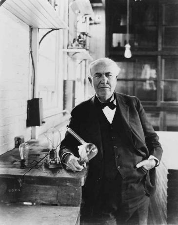 Mucit Thomas Alva Edison (1847-1931) New Jersey'deki Menlo Park Laboratuarında Yarattığı Akkor Lambaları Gösteriyor