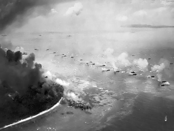 ABD Deniz Piyadeleri Peleliu'ya İniyor