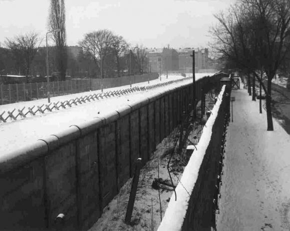 Liebenstrasse Berlin duvarı iç duvar, hendek ve barikatlar görünümünü.