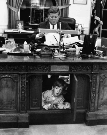 John Kennedy, Jr., babasının masasını keşfediyor