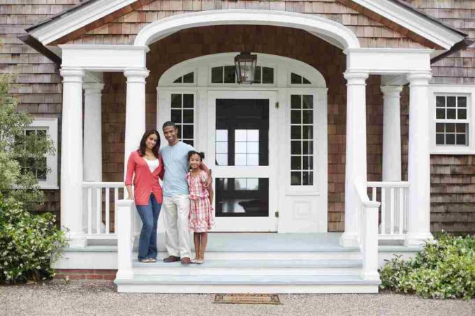 siyah aile ayakta onların shingled ev sütunlu verandasında