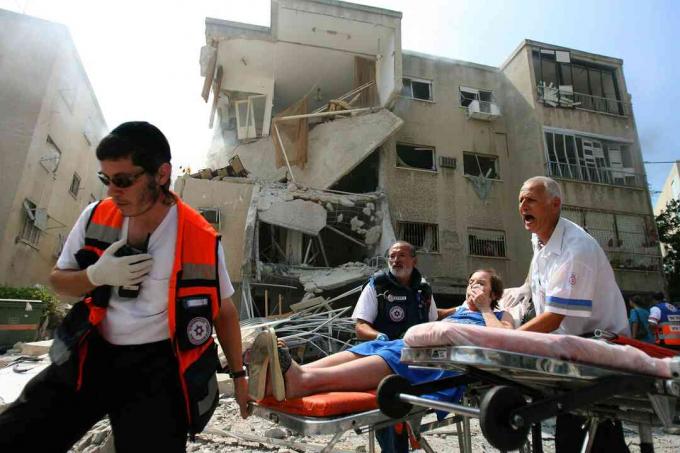 İsrail'in kuzeyindeki Hayfa kentinde 17 Temmuz 2006'da Hizbullah'ın yaptığı füze saldırısının ardından yaralılar götürüldü. Uriel Sinai / Getty Images