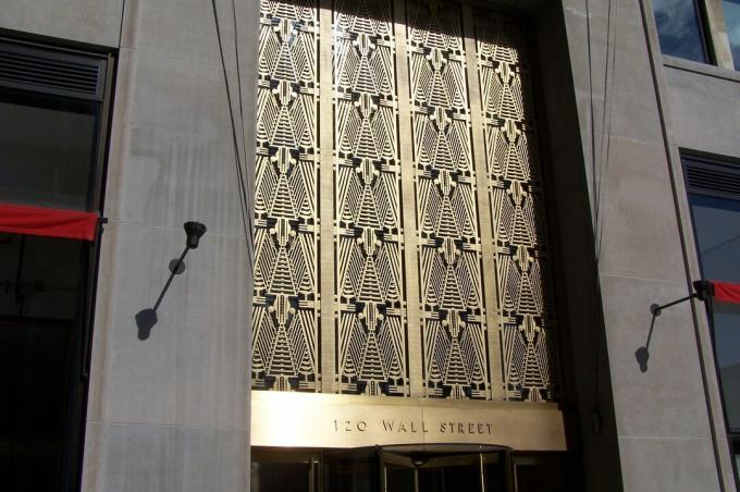 120 Wall Street'e parlak metal art deco girişi