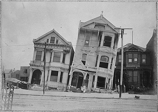 1906 San Francisco depreminde devrilmiş evlerin bir resmi.