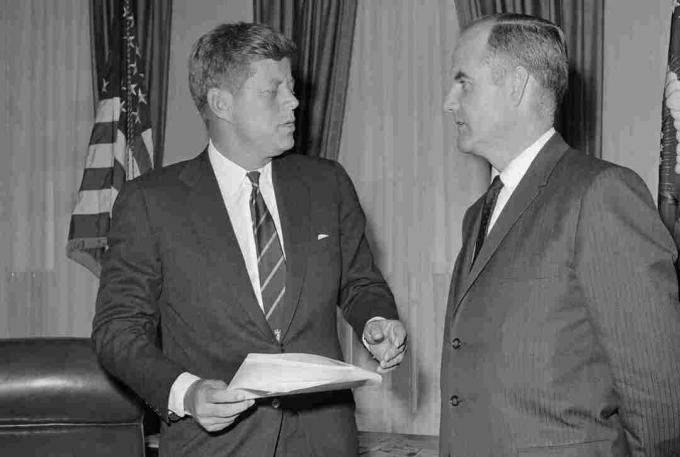 Başkan Kennedy ve George McGovern'ın fotoğrafı