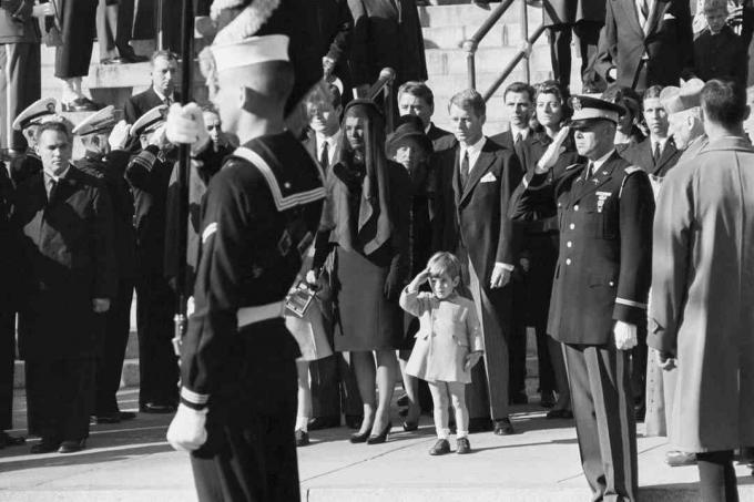 John F. Kennedy Jr. Cenazesinde Babasını Selamlıyor