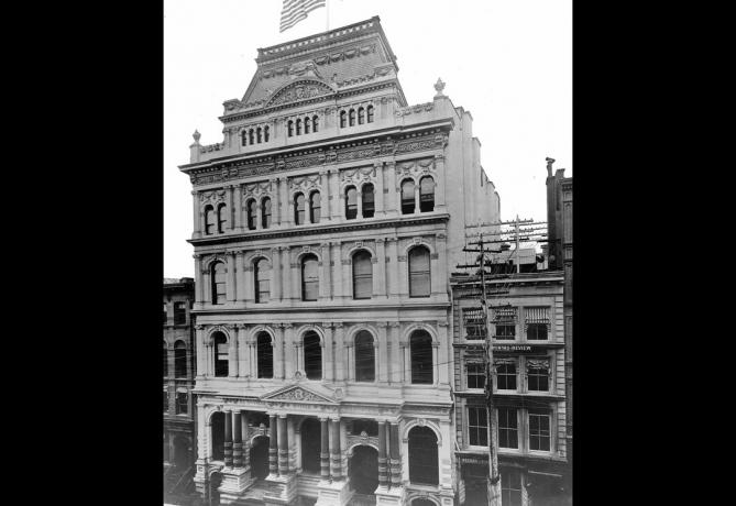 1895 dolaylarındaki bu fotoğraf, Aralık 1865 ve Mayıs 1901 arasında Broad Street sitesinde bulunan New York Borsası'nın (NYSE) İkinci İmparatorluk mimarisini gösteriyor