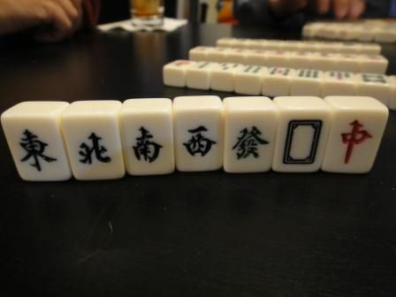 Bir Mahjong rüzgarlar ve ejderha fayans bir masanın üzerinde dik duran.