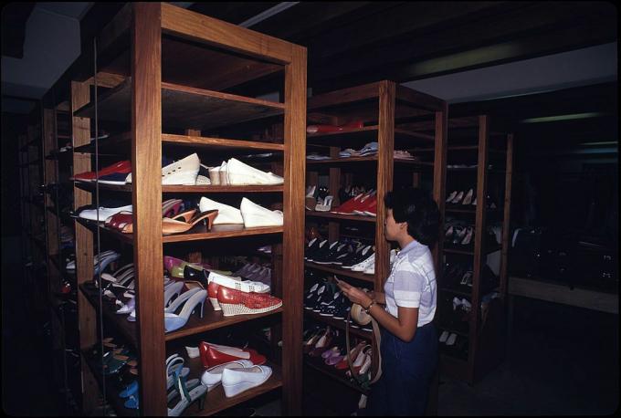 Imelda Marcos'un Ayakkabıları: Manila, 1986'da Malacanang Sarayı'ndaki yatak odasının altındaki mahzende, Filipinler'in eski eşi Imelda Marcos'a ait ayakkabıların bir envanteri oluşturuldu.