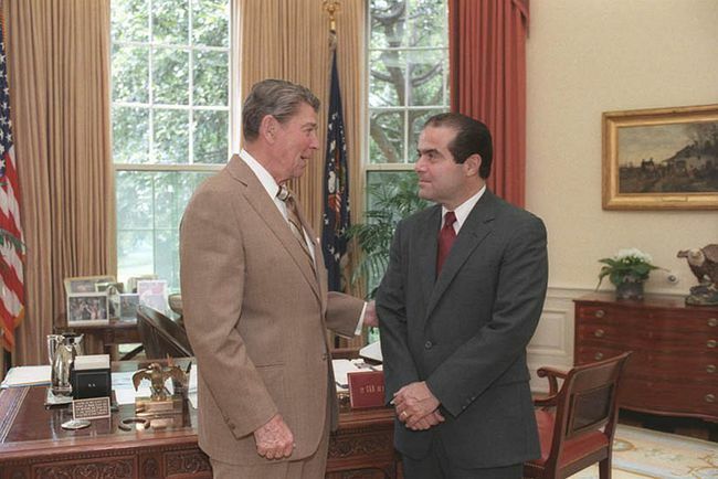 Başkan Ronald Reagan, Yüksek Mahkeme Adaleti adayı Antonin Scalia ile oval ofiste konuşurken, 1986.