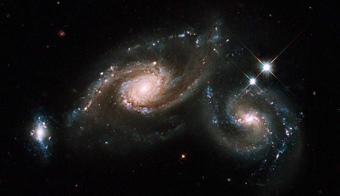 Hubble Uzay Teleskobu tarafından görülen üç gökada