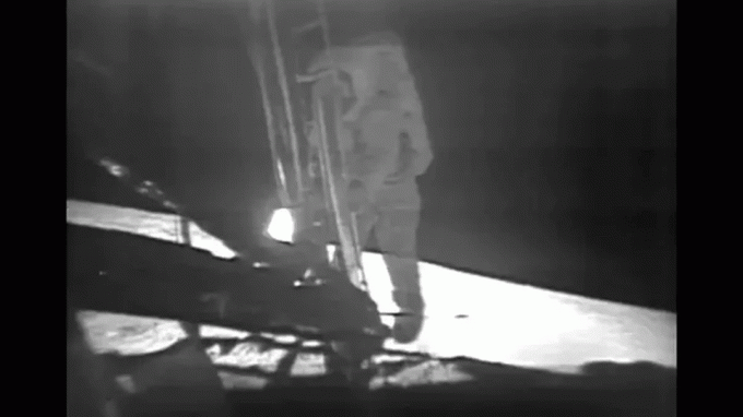 Neil Armstrong Ay'a adım atıyor.