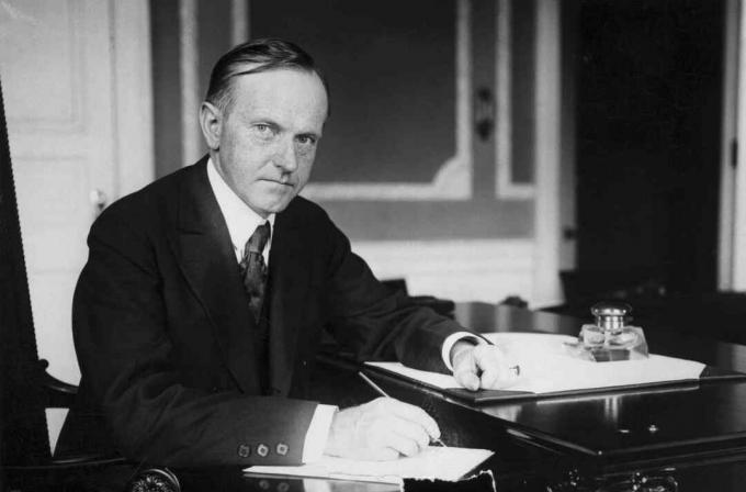 Calvin Coolidge Beyaz Saray masasında fotoğraf.