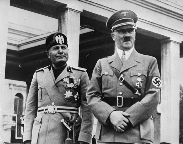 Eylül 1937'de Benito Mussolini ve Adolf Hitler, Münih, Almanya.