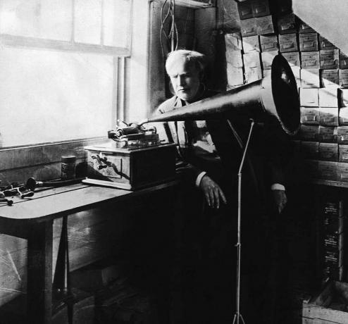 Thomas Edison İlk Fonografıyla