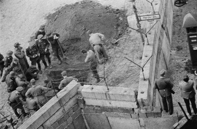 Doğu Alman askerlerinden oluşan grup Berlin duvarının altında kazılan bir tüneli araştırıyor.