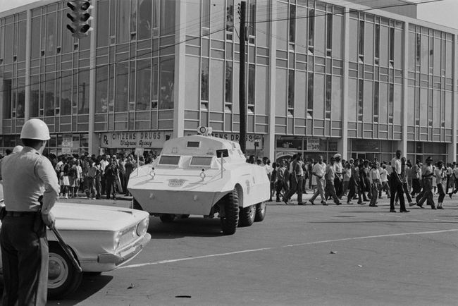 Siyah Amerikalılar, Birmingham, Alabama'da 16. Cadde ve 5. Cadde'nin köşesinde, Birmingham Kampanyasının başlangıcında, Mayıs 1963'te yürüyorlar.