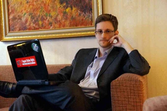Edward Snowden, Aralık 2013'te Moskova, Rusya'da açıklanmayan bir yerde bir röportaj sırasında bir fotoğraf için poz veriyor.