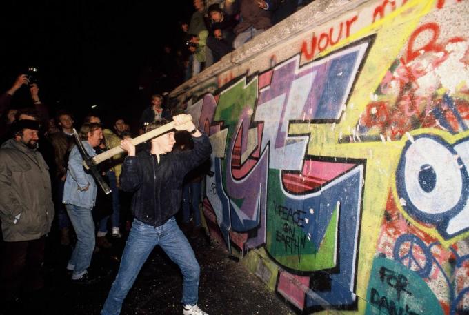 Bir adam 9 Kasım 1989 gecesi kazma ile Berlin Duvarı'na saldırdı