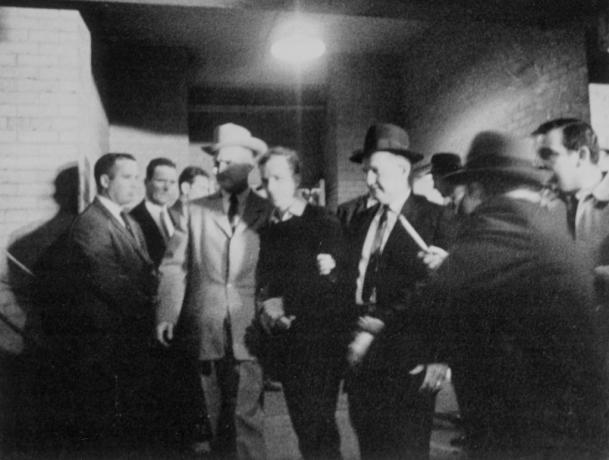 Jack Ruby Manevra Yaptırmak İçin Kolluk Lee Harvey Oswald