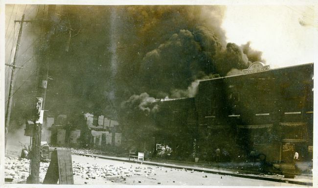 Haziran 1921, Tulsa, Oklahoma, Tulsa Yarış Katliamı sonrasında binalardan gelen hasarlı mülkler ve duman.