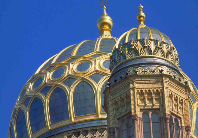 Berlin'in bir zamanlar büyük Yahudi bölgesi olan Scheunenviertel Bölgesinde (Ahır Mahallesi) Neue Sinagogu'nun Mavi ve Altın kubbeleri