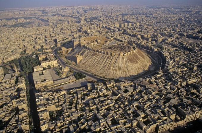 merkezinde büyük, yuvarlak yükseklik ile şehrin havadan görünümü